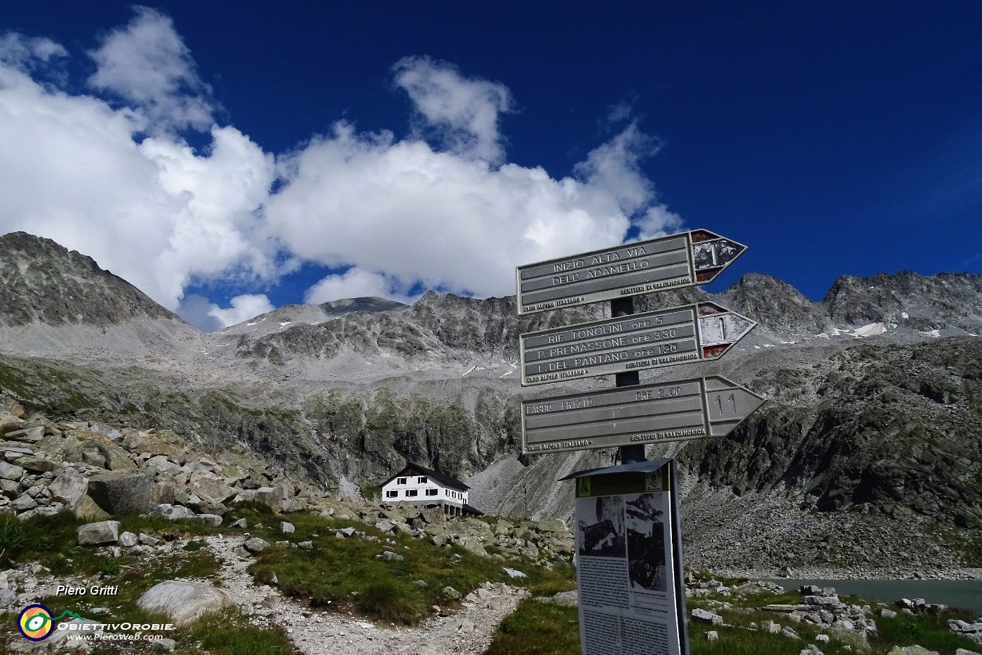 110 Rif. Garibaldi con Monte dei Frati, Passo e Punta Venerocolo e Passo Brixio.JPG